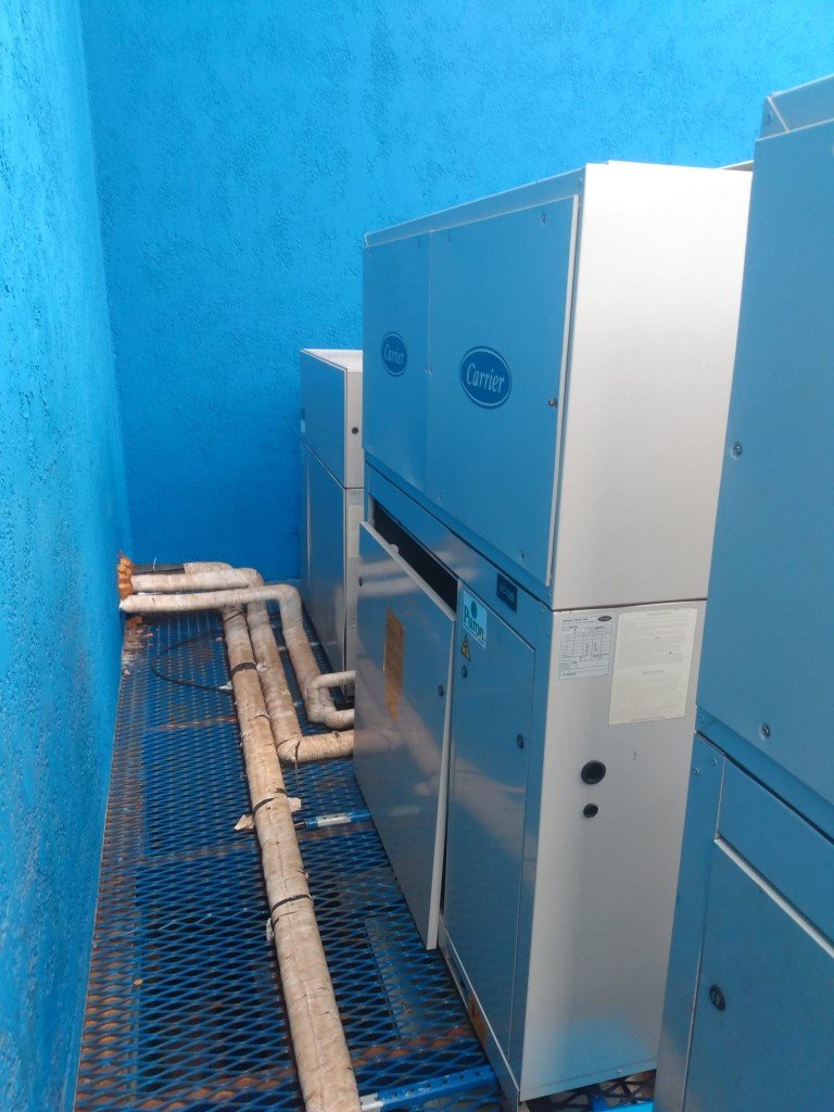 Unidades de climatização industrial Carrier com tubagem isolada