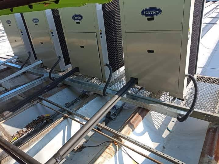 Quatro unidades condensadoras Carrier instaladas em cobertura industrial