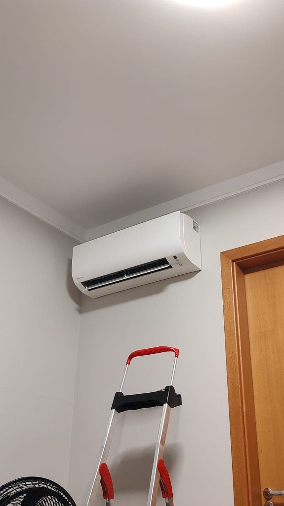 Unidade split Daikin instalada em parede residencial