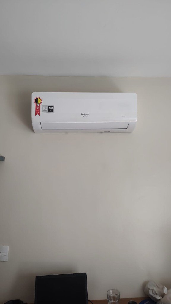 Unidade split Springer Midea Inverter instalada em ambiente residencial