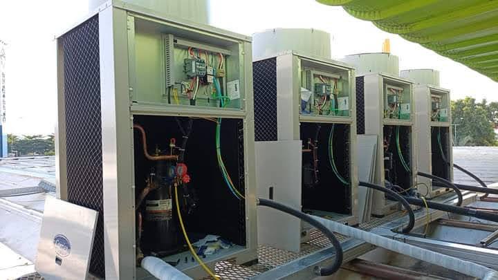 Manutenção de condensadoras Carrier em cobertura com manómetros de pressão